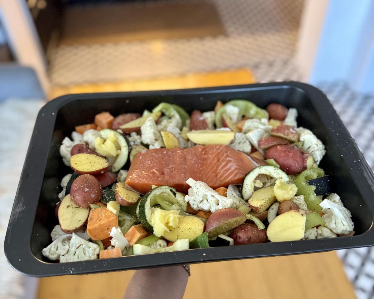 Pečený losos v zeleninové peřince