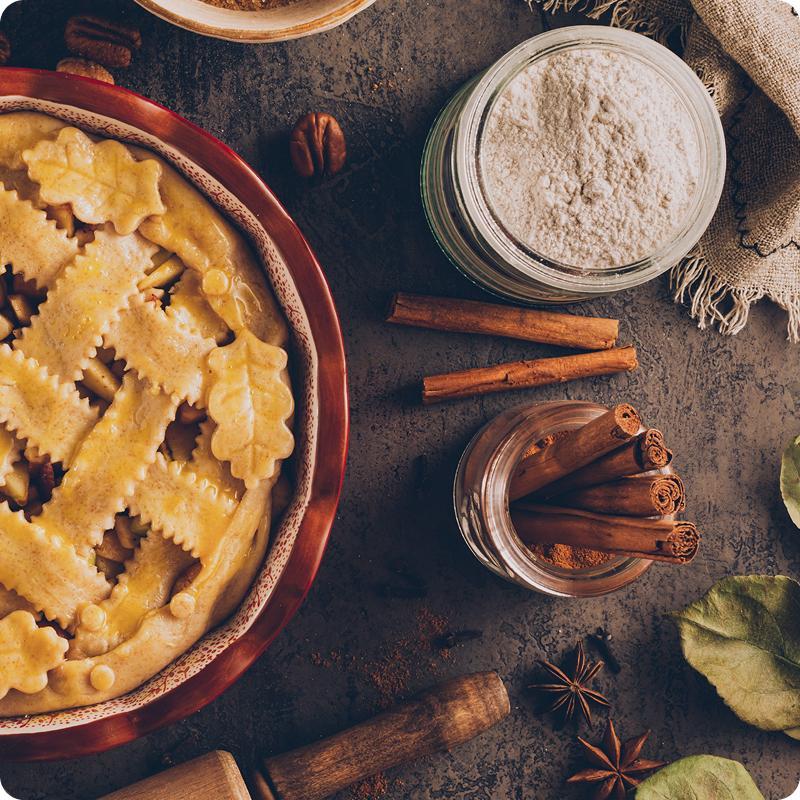 Ghee+ skořice polévejte jablka před zamotáním štrúdlu